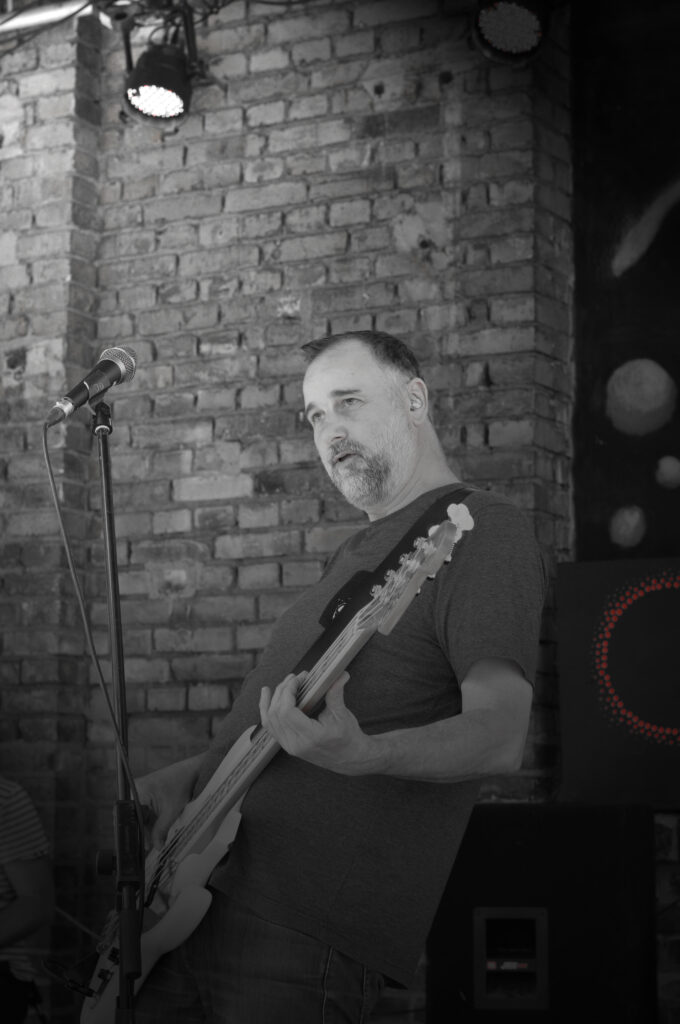 Bass und Backing Vocal Burning Neon