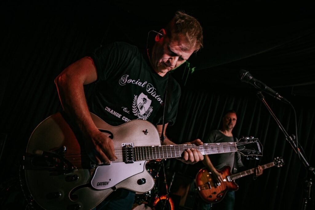 Gitarrist am Mikrofon