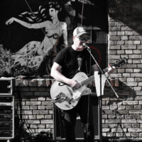 Sänger und Gitarrist von Burning Neon