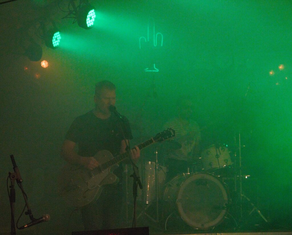 Tobi im grünen Scheinwerferlicht auf der Bühne