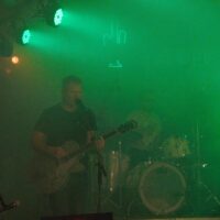 Tobi im grünen Scheinwerferlicht auf der Bühne